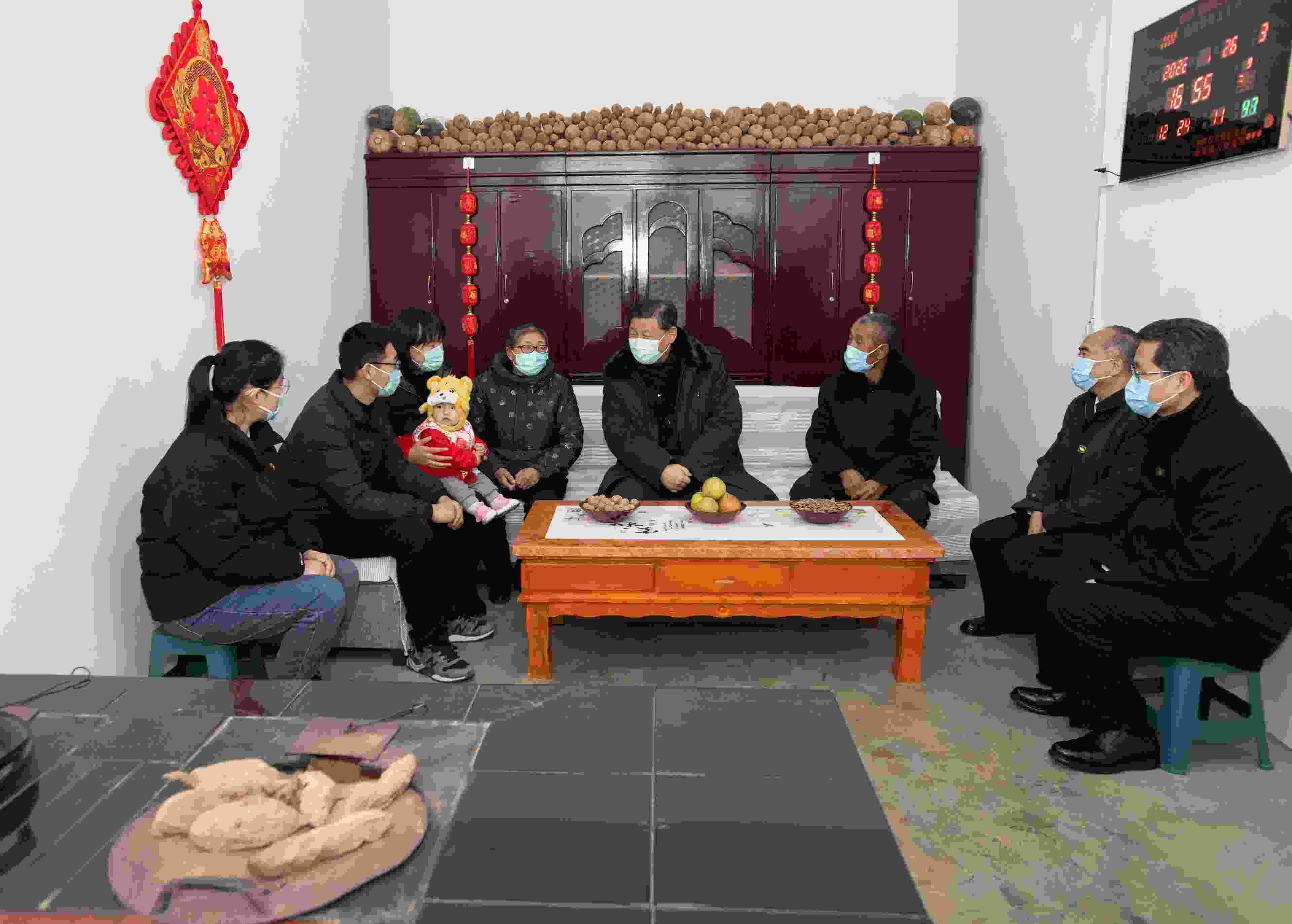△2022年1月26日，中共中央總書記、國家主席、中央軍委主席習(xí)近平在臨汾市汾西縣僧念鎮(zhèn)段村同村民蔡文明一家親切交流。