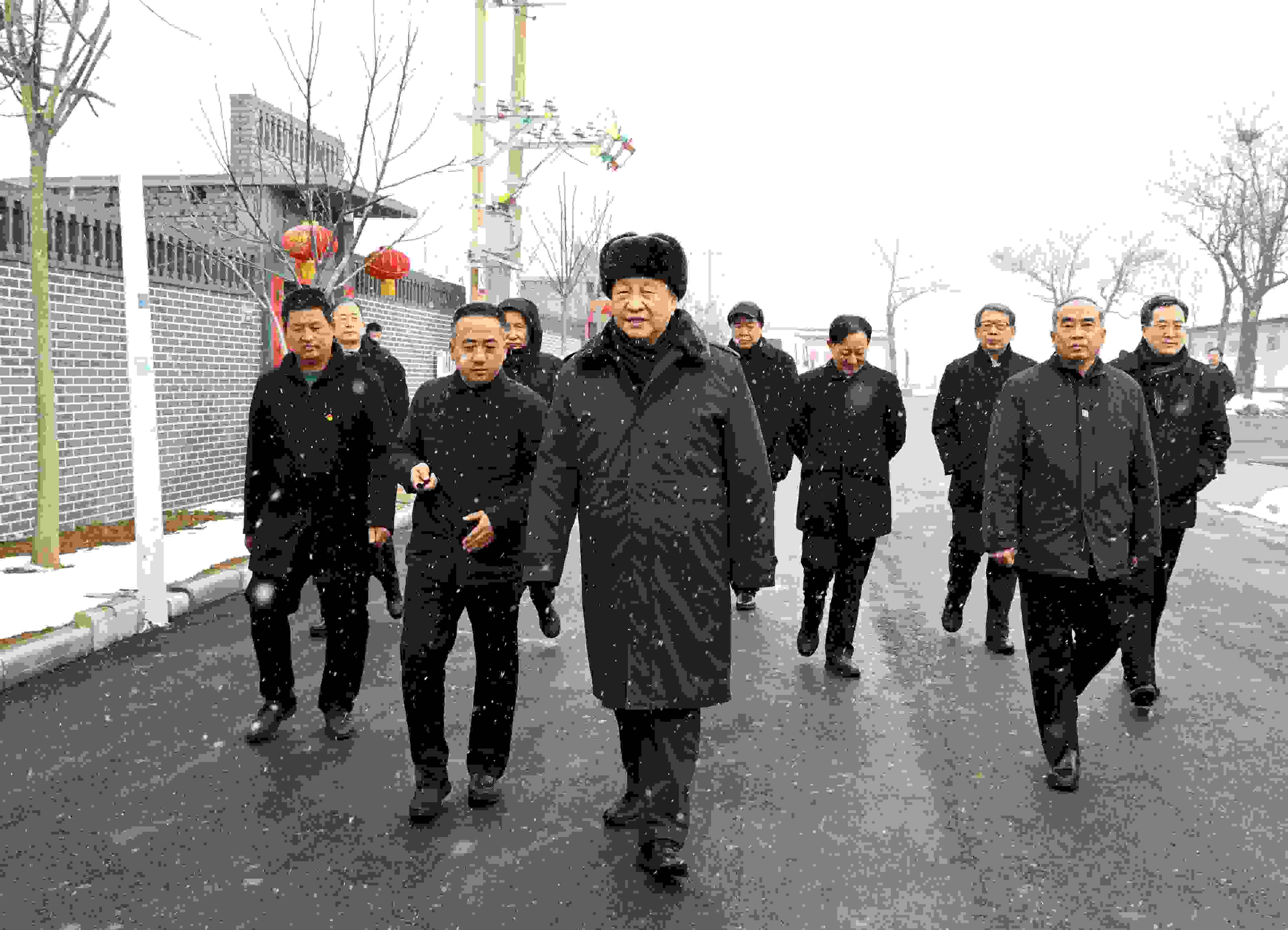 △2022年1月26日，中共中央總書記、國家主席、中央軍委主席習(xí)近平冒雪在臨汾市霍州市師莊鄉(xiāng)馮南垣村考察。