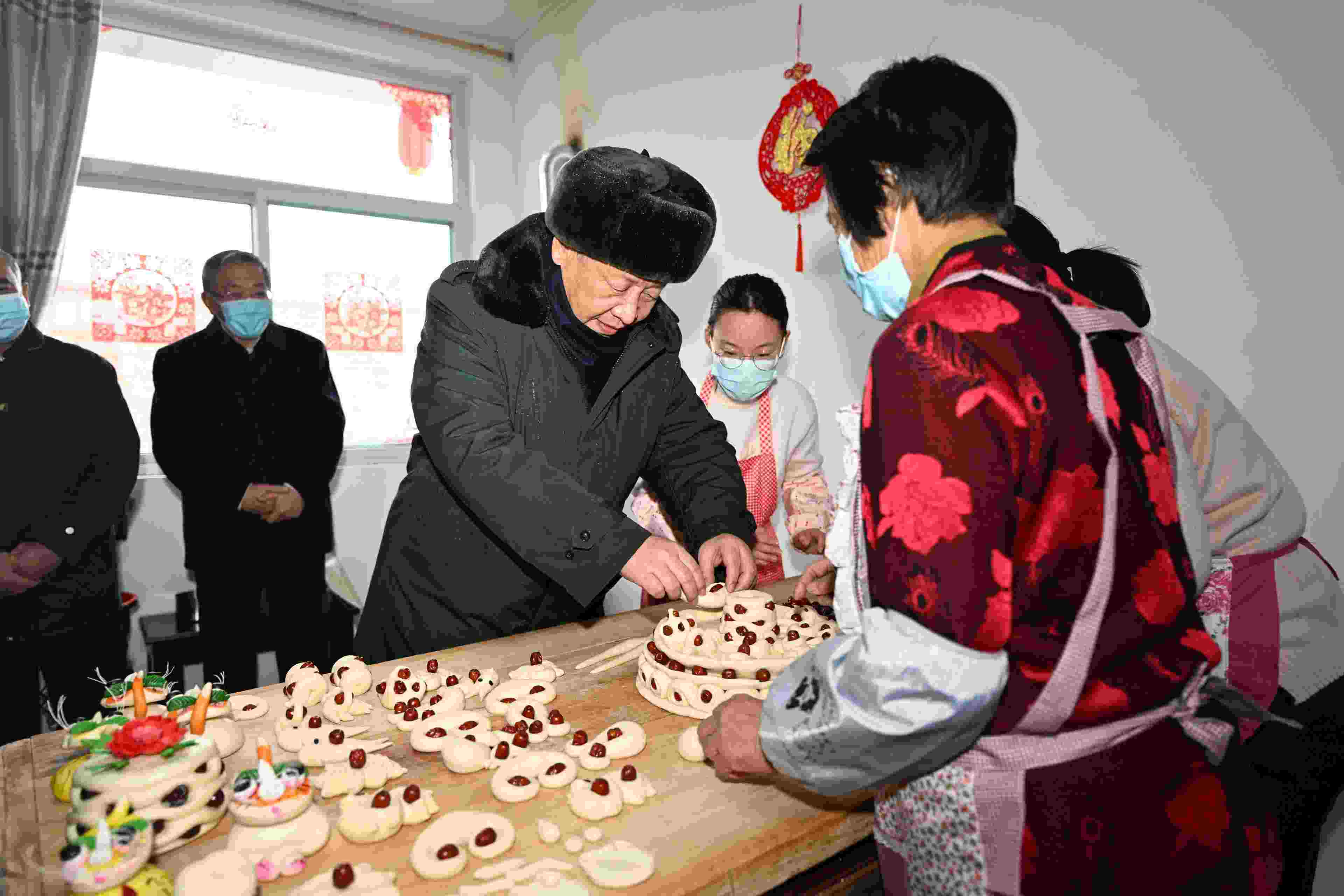 △2022年1月26日，中共中央總書記、國家主席、中央軍委主席習(xí)近平在臨汾市霍州市師莊鄉(xiāng)馮南垣村，同師紅兵一家做年饃。