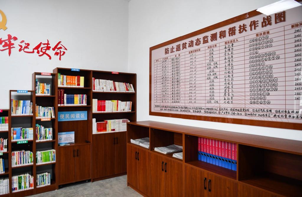 1月27日，段村村委會(huì)內(nèi)的防止返貧動(dòng)態(tài)監(jiān)測(cè)和幫扶作戰(zhàn)圖。新華社記者 柴婷 攝