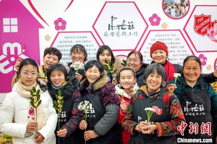 “蘇母藝術工坊”文創(chuàng)工作室的姐妹們。　古良駒 攝