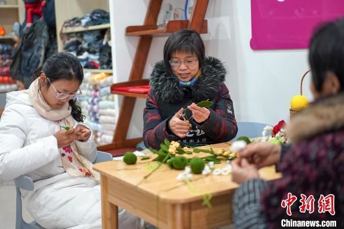 文創(chuàng)工作室的姐妹們正在鉤織月桂葉片?！」帕捡x 攝