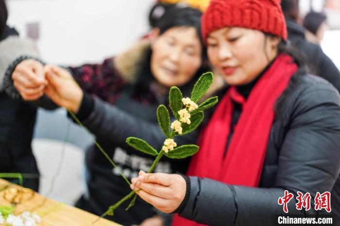 馮燕霞指導姐妹們鉤織月桂葉片?！」帕捡x 攝