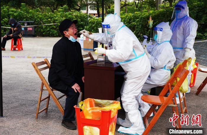 圖為德?？h組織民眾接受核酸檢測?！〉卤？h融媒體中心供圖
