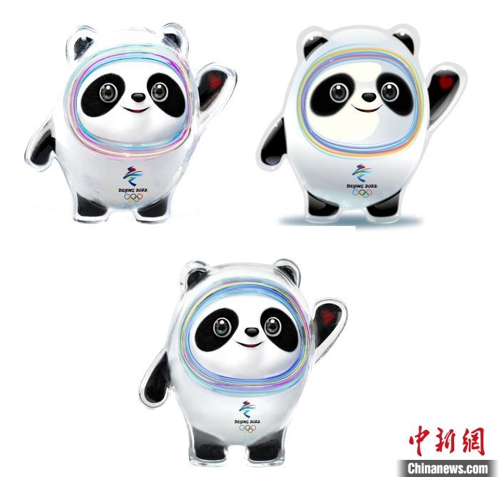 設(shè)計(jì)團(tuán)隊(duì)將“冰絲帶”的形象引入大熊貓后逐漸成型。上方兩個(gè)形象還是外八字腳，下方形象為最終定稿?！⑵皆乒﹫D
