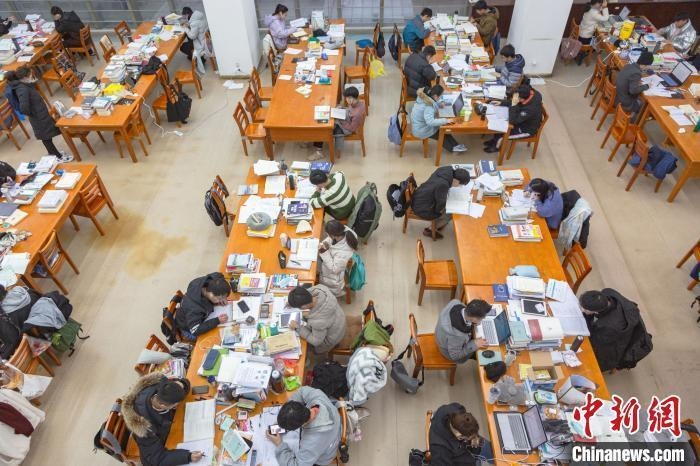 資料圖：南昌大學(xué)圖書館自習(xí)室內(nèi)，考生正在緊張復(fù)習(xí)。　劉力鑫 攝