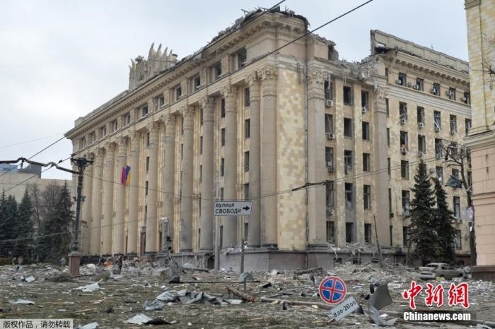 當?shù)貢r間3月1日，烏克蘭哈爾科夫市中心的政府大樓廣場遭到炮擊。