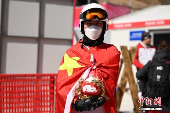 3月6日，中國(guó)選手梁景怡在賽后手捧吉祥物。當(dāng)日，北京2022年冬殘奧會(huì)殘奧高山滑雪男子超級(jí)大回轉(zhuǎn)-站姿決賽在國(guó)家高山滑雪中心舉行，中國(guó)選手梁景怡奪得冠軍。 <a target='_blank' href='/'>中新社</a>記者 劉冉陽(yáng) 攝 　