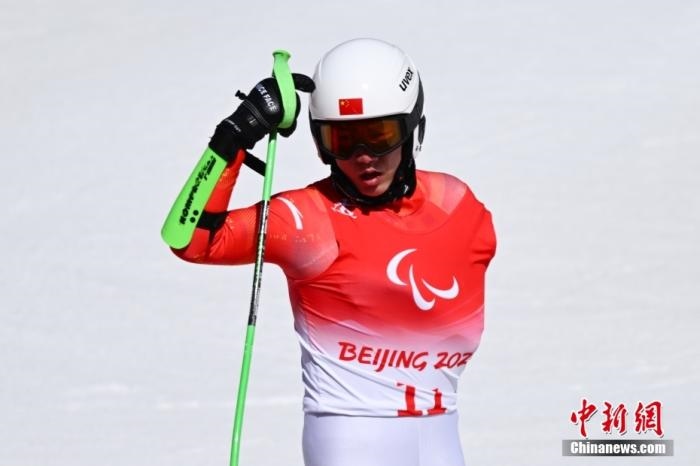 3月6日，中國(guó)選手梁景怡賽后慶祝勝利。當(dāng)日，北京2022年冬殘奧會(huì)殘奧高山滑雪男子超級(jí)大回轉(zhuǎn)-站姿決賽在國(guó)家高山滑雪中心舉行，中國(guó)選手梁景怡奪得冠軍。 <a target='_blank' href='/'>中新社</a>記者 劉冉陽(yáng) 攝 　