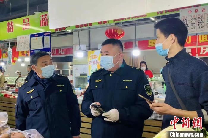 圖為執(zhí)法人員進行調(diào)查?！±铈面谩z