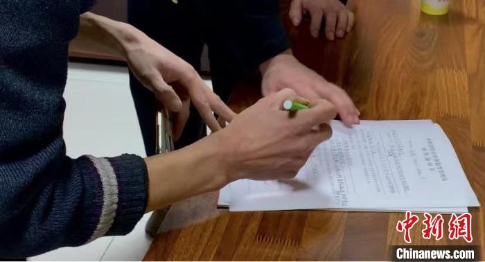 圖為現(xiàn)場下達詢問通知書?！±铈面?攝