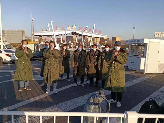 護(hù)送農(nóng)民工安全返鄉(xiāng)。賽罕區(qū)民政局供圖