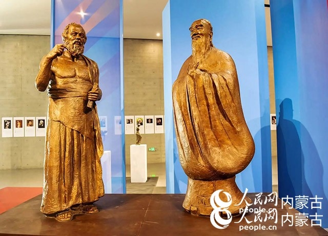 吳為山作品《神遇——孔子與蘇格拉底的對話》。實習(xí)生 楊光攝