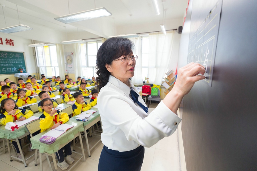 民族路小學(xué)（迎賓校區(qū)），語文老師燕凌云正在帶領(lǐng)同學(xué)們書寫漢字.jpg