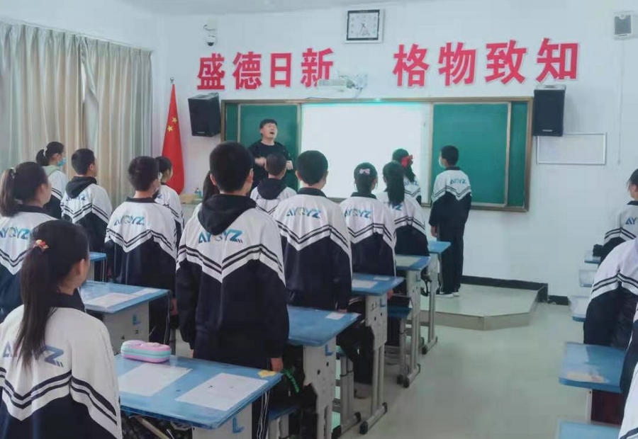 阿拉善右旗第一中學八年級（1）班全體同學合唱《國家》.jpg
