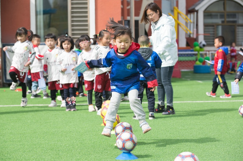 （1）幼兒園中班組5班第6小組設(shè)計(jì)的足球趣味游戲“袋鼠跳跳”設(shè).jpg