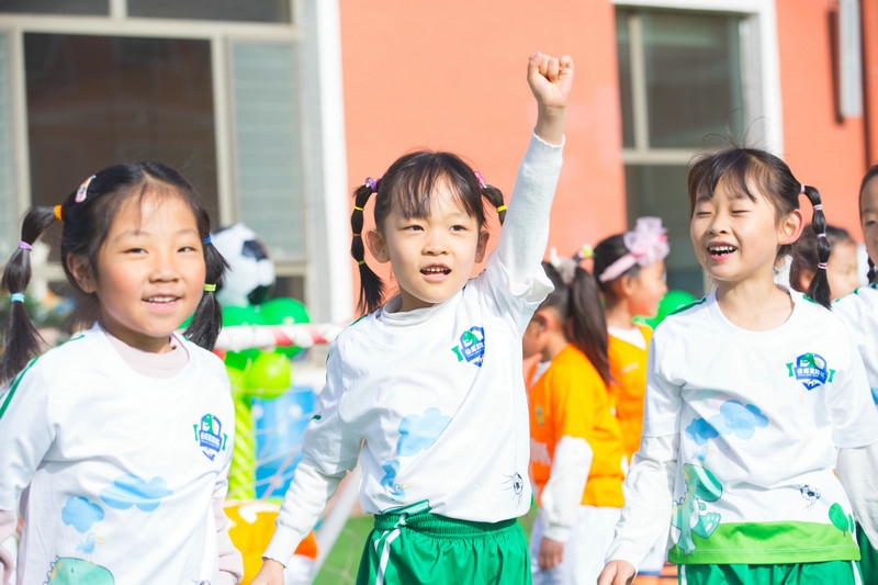 7.趣味比賽中，取得進(jìn)球的孩子正在慶祝.jpg