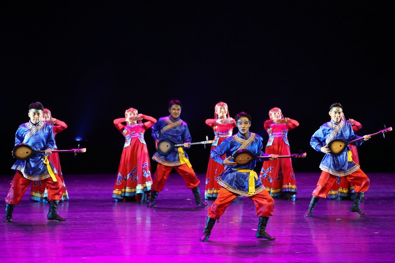 3.內(nèi)蒙古農(nóng)業(yè)大學(xué)舞蹈《故鄉(xiāng)贊》演出現(xiàn)場(chǎng)（1）.jpg