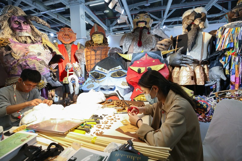 5.烏蘭劇社戲劇創(chuàng)作實(shí)踐工作坊，內(nèi)蒙古藝術(shù)學(xué)院學(xué)生現(xiàn)場(chǎng)制作相關(guān)道具.jpg