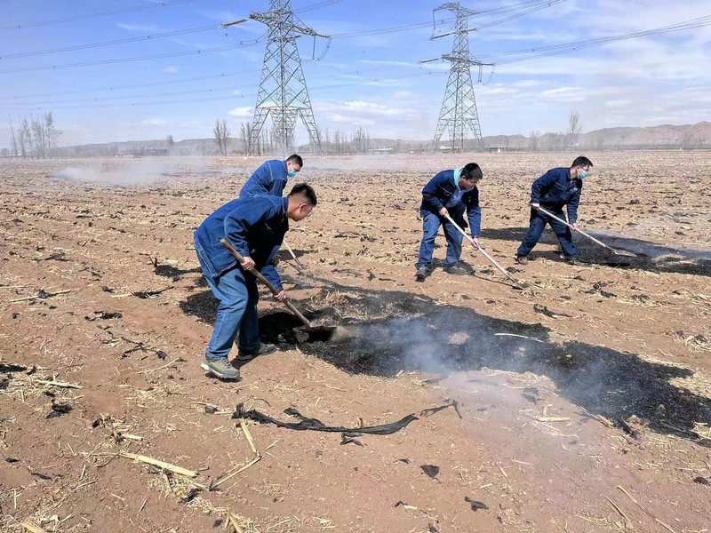 運(yùn)行人員對(duì)秸稈進(jìn)行掩埋.jpg