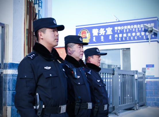 站好“護學(xué)崗”，守護“成長路”——南地公安持續(xù)開展護學(xué)行動214.png