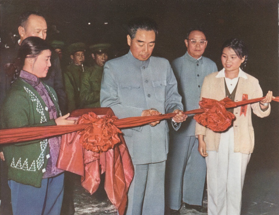1959年10月15日，周恩來總理親自為包鋼一號(hào)高爐出鐵剪彩。.jpg