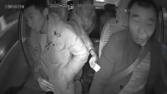 凌晨女子打車到江邊，并掏出百元大鈔給司機稱不用找了。資陽公安供圖