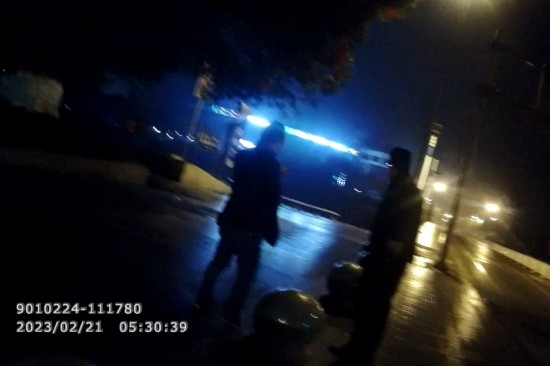 報警人唐師傅向民警講述情況 。資陽公安供圖