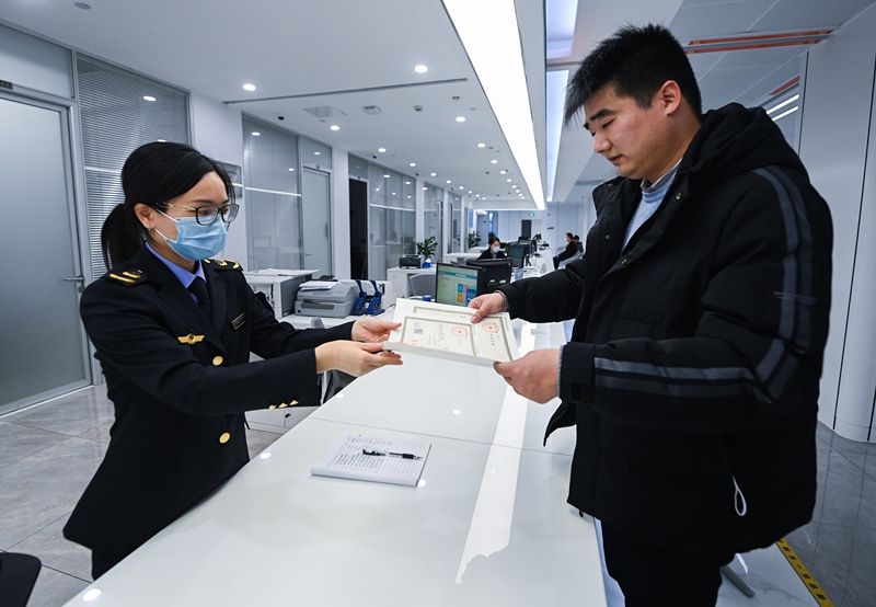 2023年2月8日，浙江省湖州市吳興區(qū)，企業(yè)負(fù)責(zé)人在中小微企業(yè)一站式服務(wù)平臺(tái)領(lǐng)取營(yíng)業(yè)執(zhí)照。