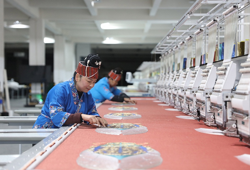 2023年2月13日，貴州省黔東南苗族侗族自治州施秉縣工業(yè)園區(qū)，工人在機(jī)繡車間作業(yè)。