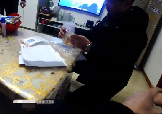 失主對(duì)照清單清點(diǎn)黃金等貴重物品。資陽市公安供圖