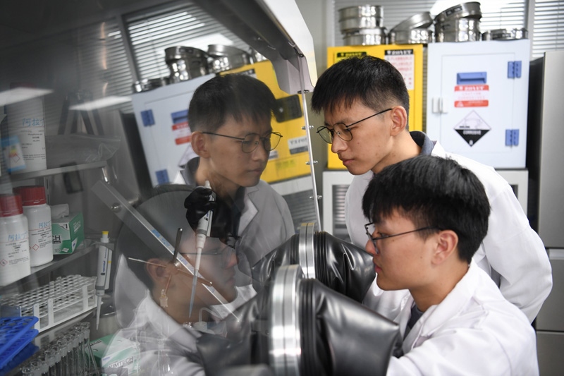 2022年10月19日，中國科學(xué)技術(shù)大學(xué)地球和空間科學(xué)學(xué)院研究員、青年教師郝記華（后）在實驗室與學(xué)生交流。