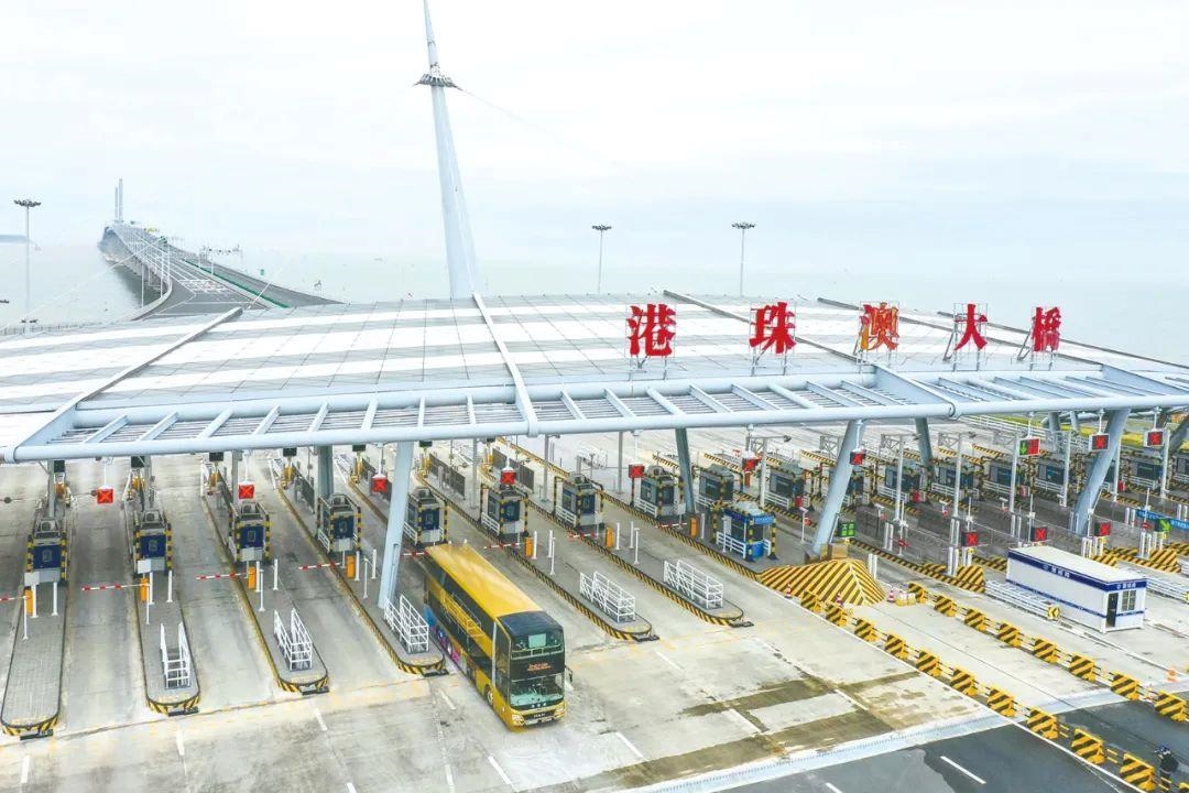 △一輛從香港開往珠海的港珠澳大橋穿梭巴士入境珠海。
