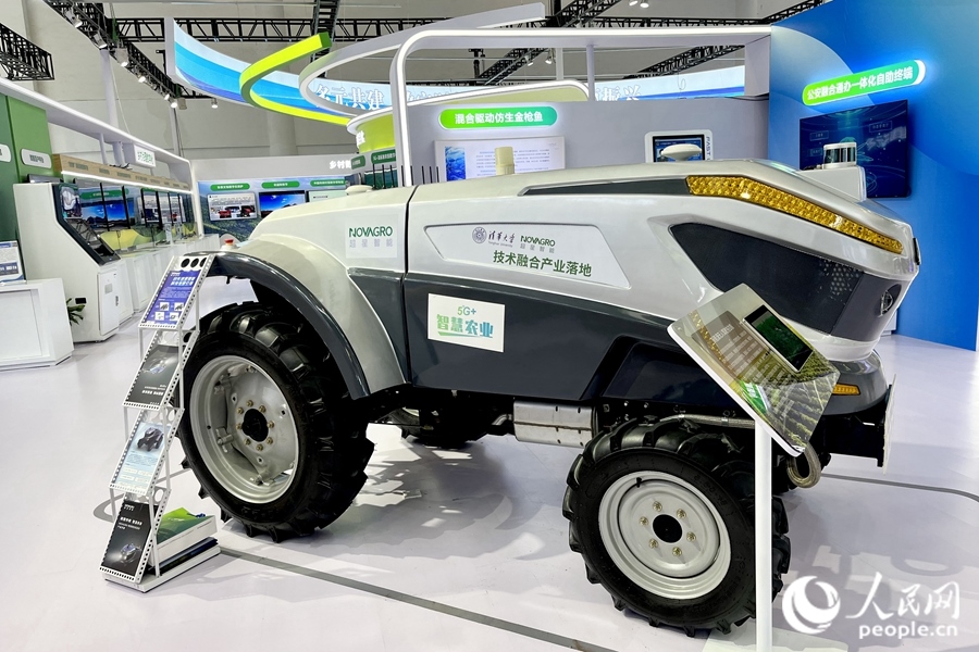 通過(guò)手機(jī)，就能指揮新能源無(wú)人駕駛拖拉機(jī)在田里作業(yè)。人民網(wǎng) 錢嘉禾攝