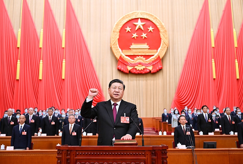 2023年3月10日，十四屆全國人大一次會議在北京人民大會堂舉行第三次全體會議。習(xí)近平全票當選為中華人民共和國主席、中華人民共和國中央軍事委員會主席。這是習(xí)近平進行憲法宣誓。