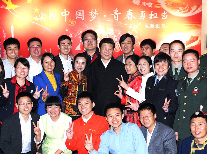 2013年5月4日，習(xí)近平總書記來到中國航天科技集團(tuán)公司中國空間技術(shù)研究院，同各界優(yōu)秀青年代表座談并發(fā)表重要講話。這是座談會前，習(xí)近平和在展廳參觀的優(yōu)秀青年代表合影。