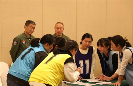 2023年4月4日，參加海軍招飛選拔的學(xué)生在心理選拔環(huán)節(jié)討論發(fā)言，海軍飛行人才心理選拔專家對參檢學(xué)生進(jìn)行活動觀察。