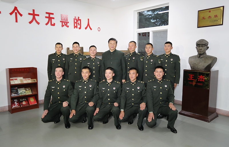 2017年12月13日，中共中央總書記、國家主席、中央軍委主席習近平到第71集團軍視察。這是習近平同“王杰班”戰(zhàn)士合影。