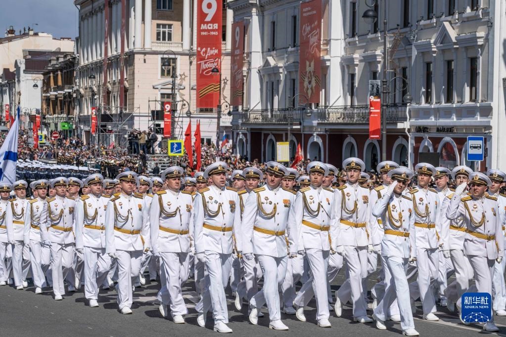 5月9日，在俄羅斯符拉迪沃斯托克市，軍人參加閱兵式。新華社發(fā)（郭飛洲攝）