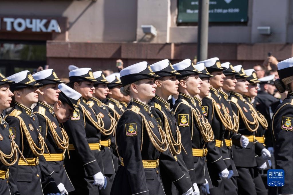 5月9日，在俄羅斯符拉迪沃斯托克市，軍人參加閱兵式。新華社發(fā)（郭飛洲攝）