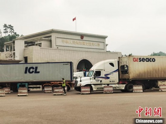 近日，位于中越邊境廣西憑祥市的友誼關(guān)口岸車水馬龍，裝載著東盟水果的跨境車輛來(lái)往不斷。黃艷梅 攝
