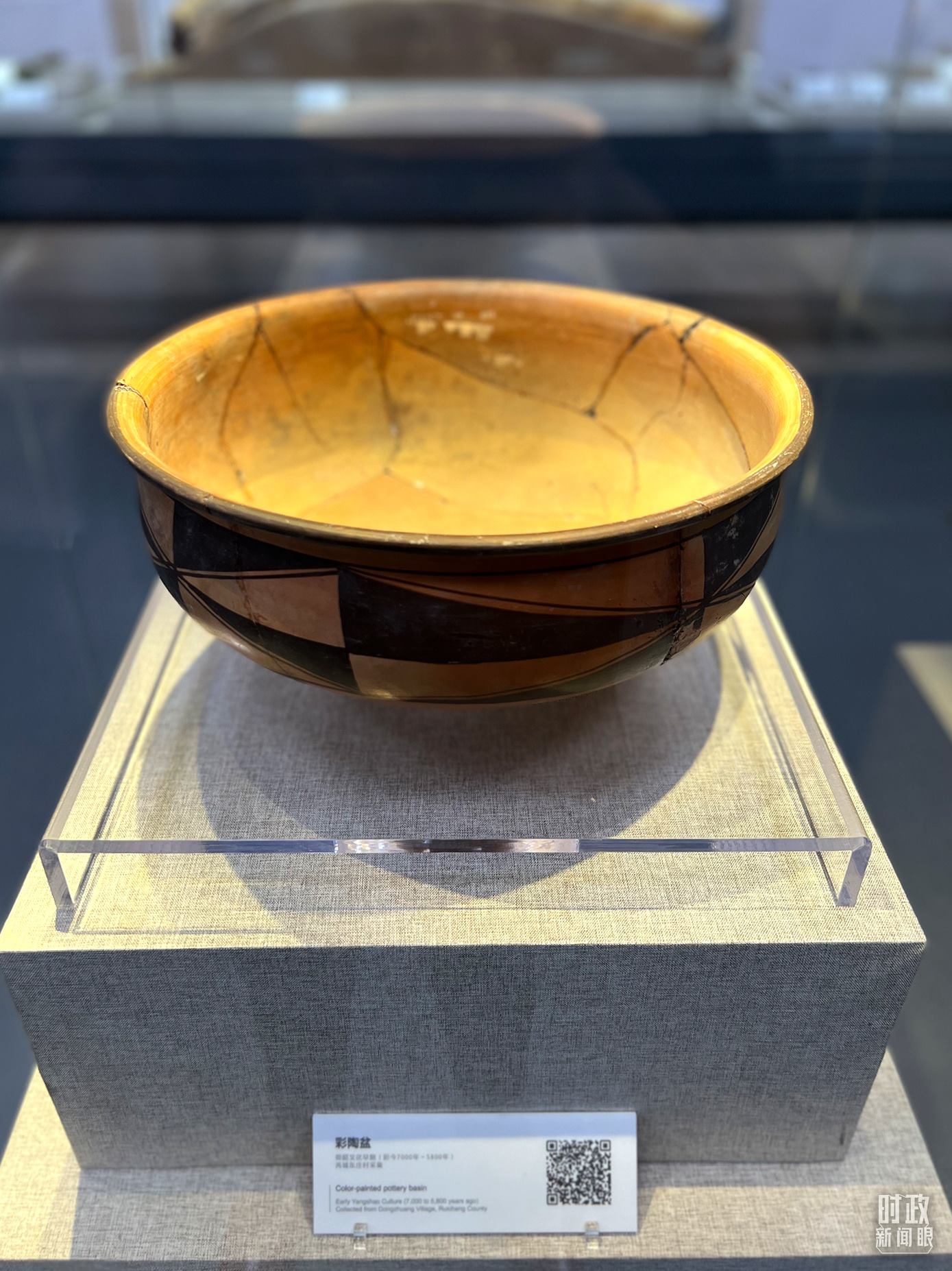 △運(yùn)城博物館內(nèi)展出的仰韶文化早期的彩陶盆。（總臺(tái)央視記者邢彬拍攝）