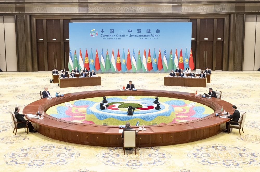 5月19日上午，國家主席習(xí)近平在陜西省西安市主持首屆中國－中亞峰會(huì)并發(fā)表題為《攜手建設(shè)守望相助、共同發(fā)展、普遍安全、世代友好的中國－中亞命運(yùn)共同體》的主旨講話。哈薩克斯坦總統(tǒng)托卡耶夫、吉爾吉斯斯坦總統(tǒng)扎帕羅夫、塔吉克斯坦總統(tǒng)拉赫蒙、土庫曼斯坦總統(tǒng)別爾德穆哈梅多夫、烏茲別克斯坦總統(tǒng)米爾濟(jì)約耶夫出席。新華社記者 丁海濤 攝