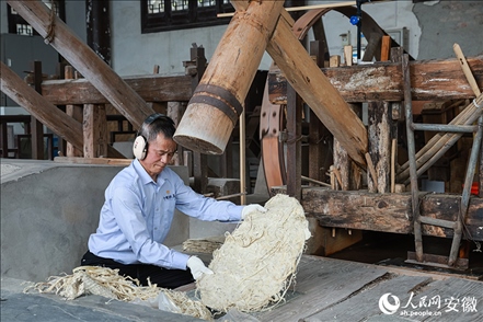 宣紙制作工藝——制簾。人民網(wǎng)記者 張俊攝