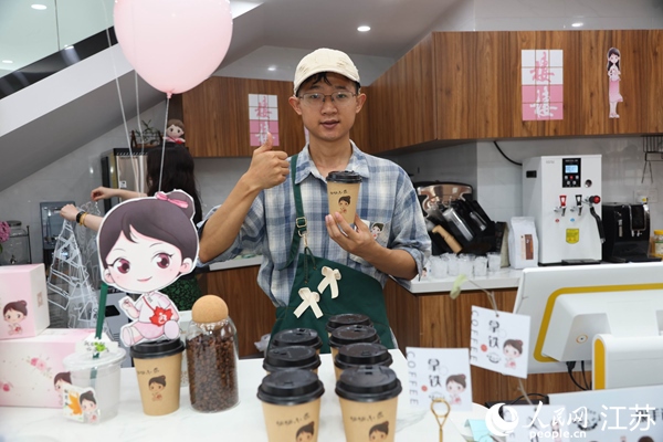 謝雨橋展示制作好的咖啡。人民網(wǎng)記者 馬曉波攝