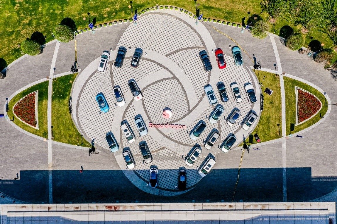 峰會戶外整車展示區(qū)俯瞰圖。（受訪者供圖）
