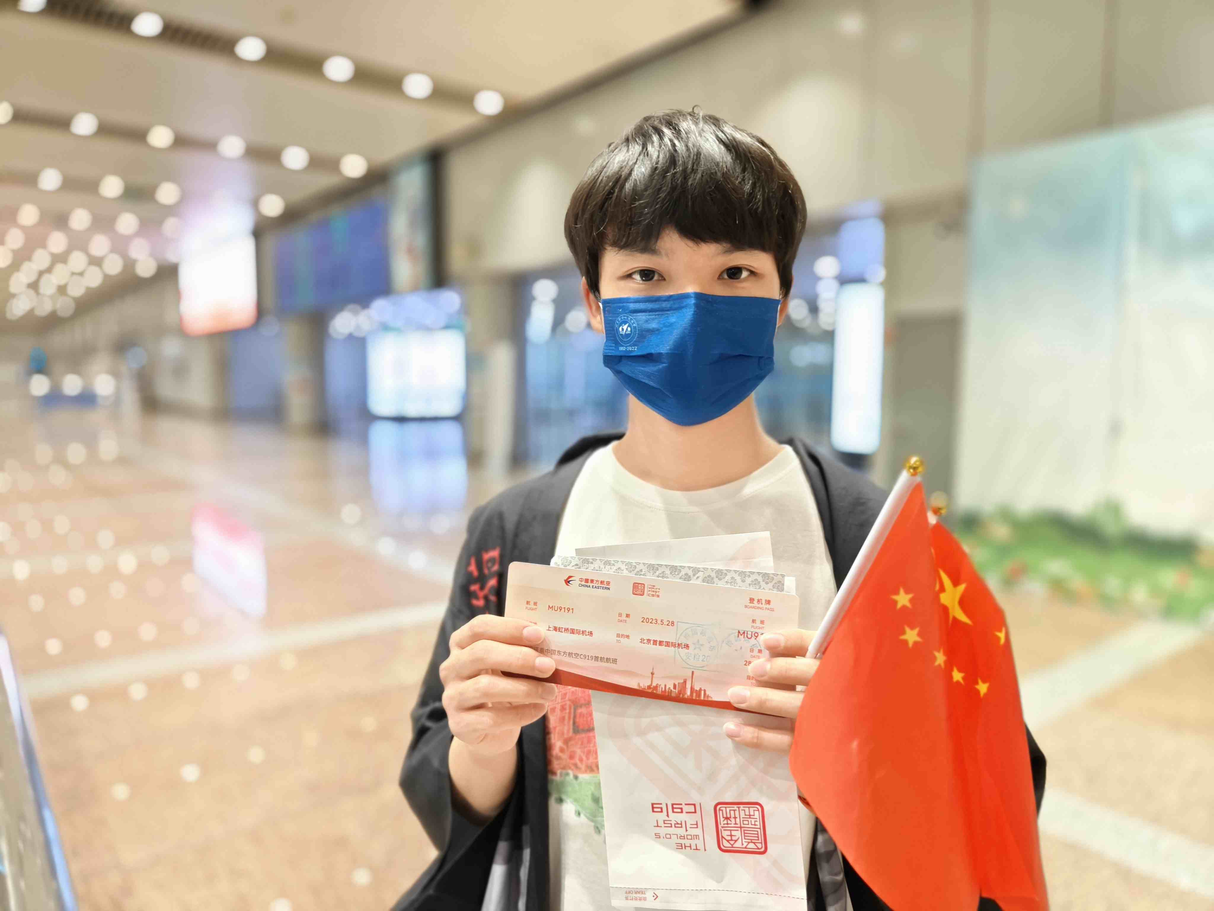張可立向記者展示有著紀念意義的登機牌。人民網(wǎng)記者 夏曉倫攝