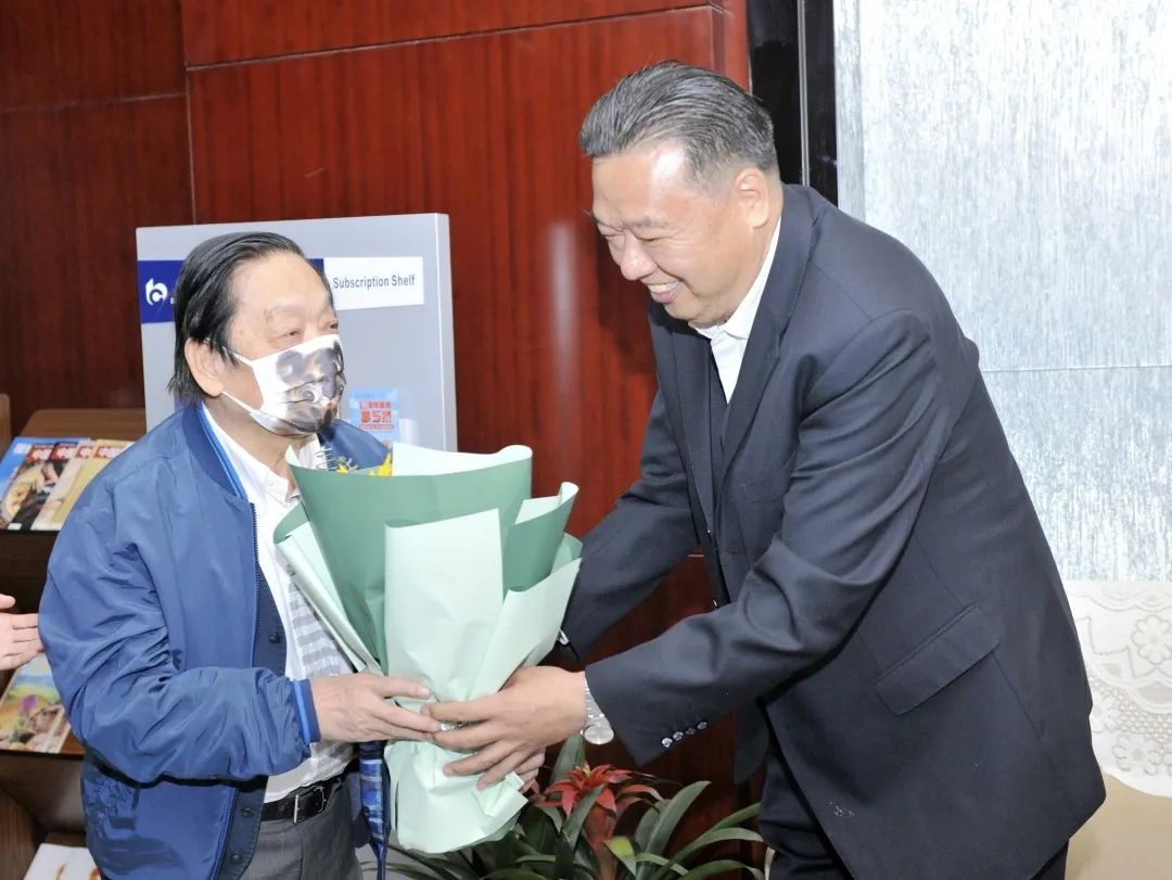 ▲青海省政協(xié)副主席、青海省林草局黨組書記、局長、祁連山國家公園青海省管理局局長李曉南在機(jī)場迎接韓美林