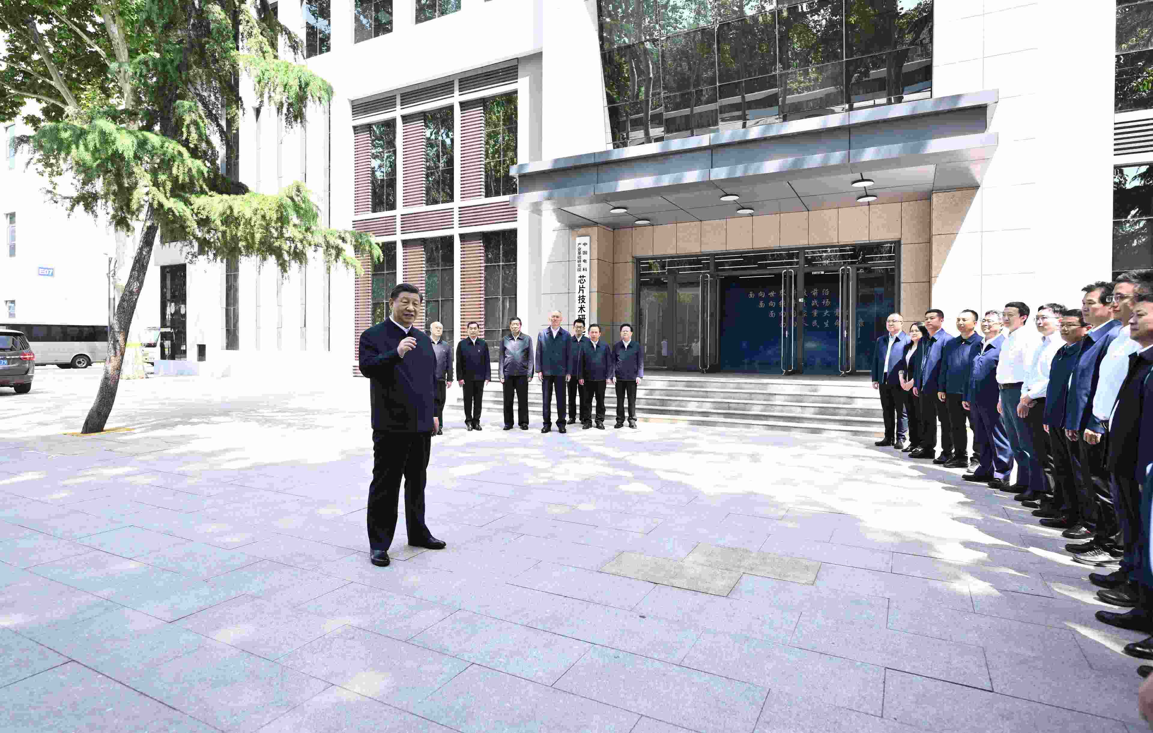 △2023年5月12日，習(xí)近平總書記在中國電科產(chǎn)業(yè)基礎(chǔ)研究院同科技工作者交流。