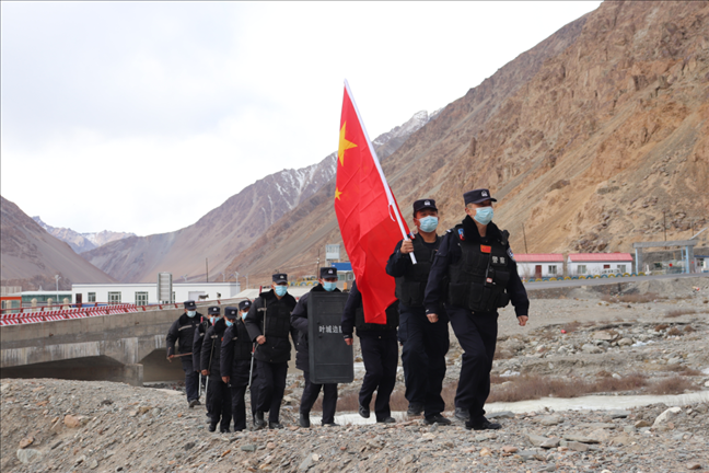 陳暢帶領(lǐng)民警巡邏。受訪者供圖